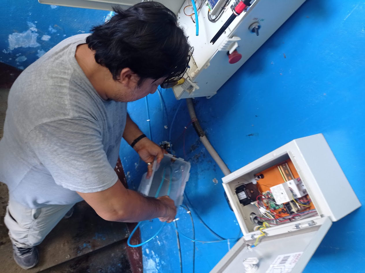 Técnico realizando mantenimiento